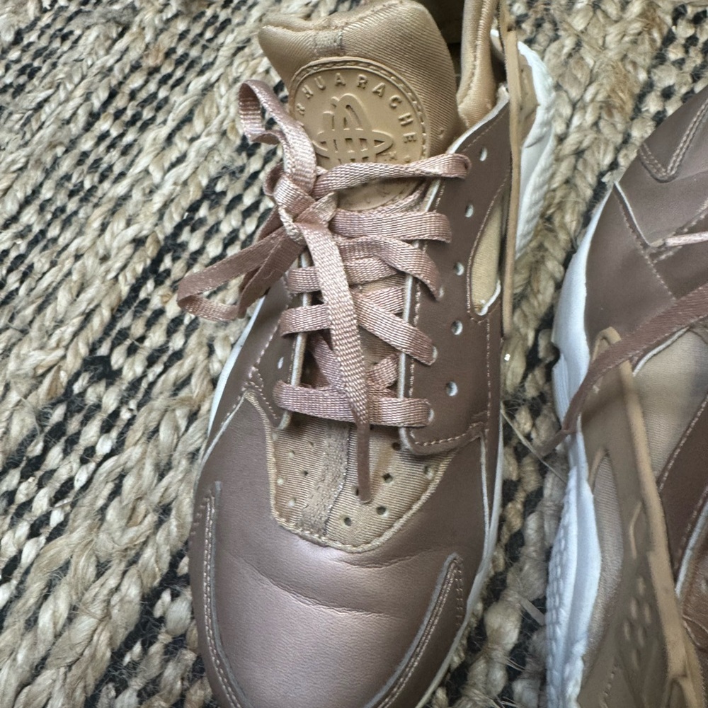 Nike Women's Sneakers in Rose Gold and Beige Nike huarache - Picture 4 of 9